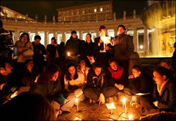 Fieles rezando en la Plaza de San Pedro en el Vaticano